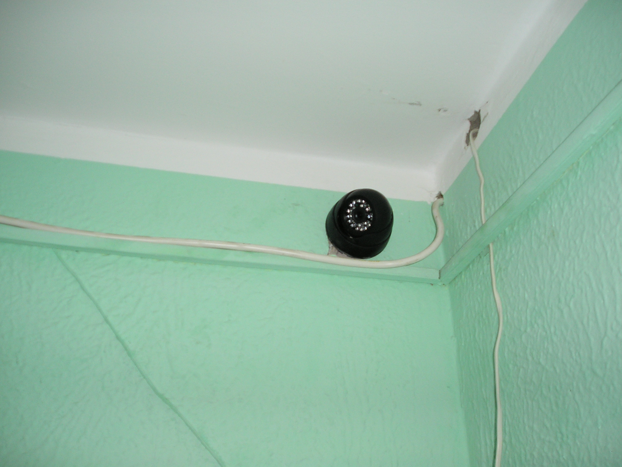 Установка купольной камеры KDM-6362M над дверью под потолком на лестничной площадке
