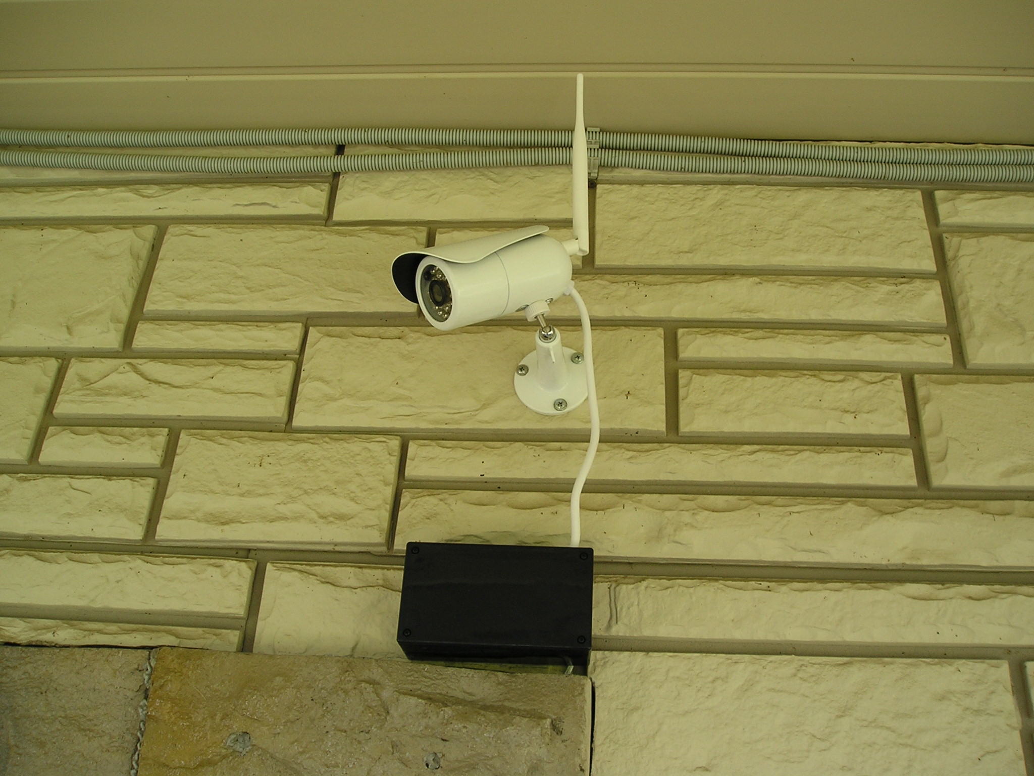 Устанавливаем уличную камеру Link NC335PW на крыльце дома над входной дверью