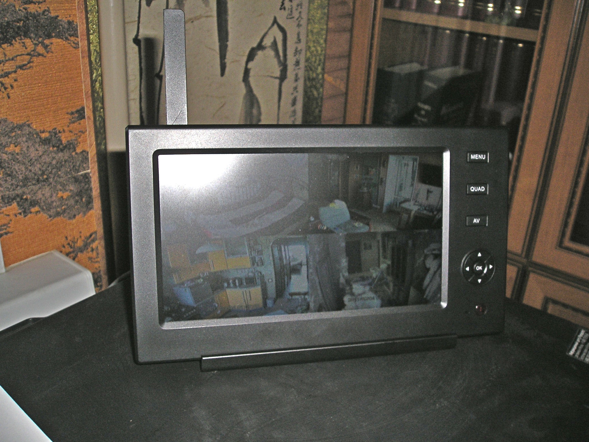 Установка беспроводного комплекта на 4 камеры «Kvadro Vision Home IP Avtonom 7’» в квартире жилого дома изображение на мониторе