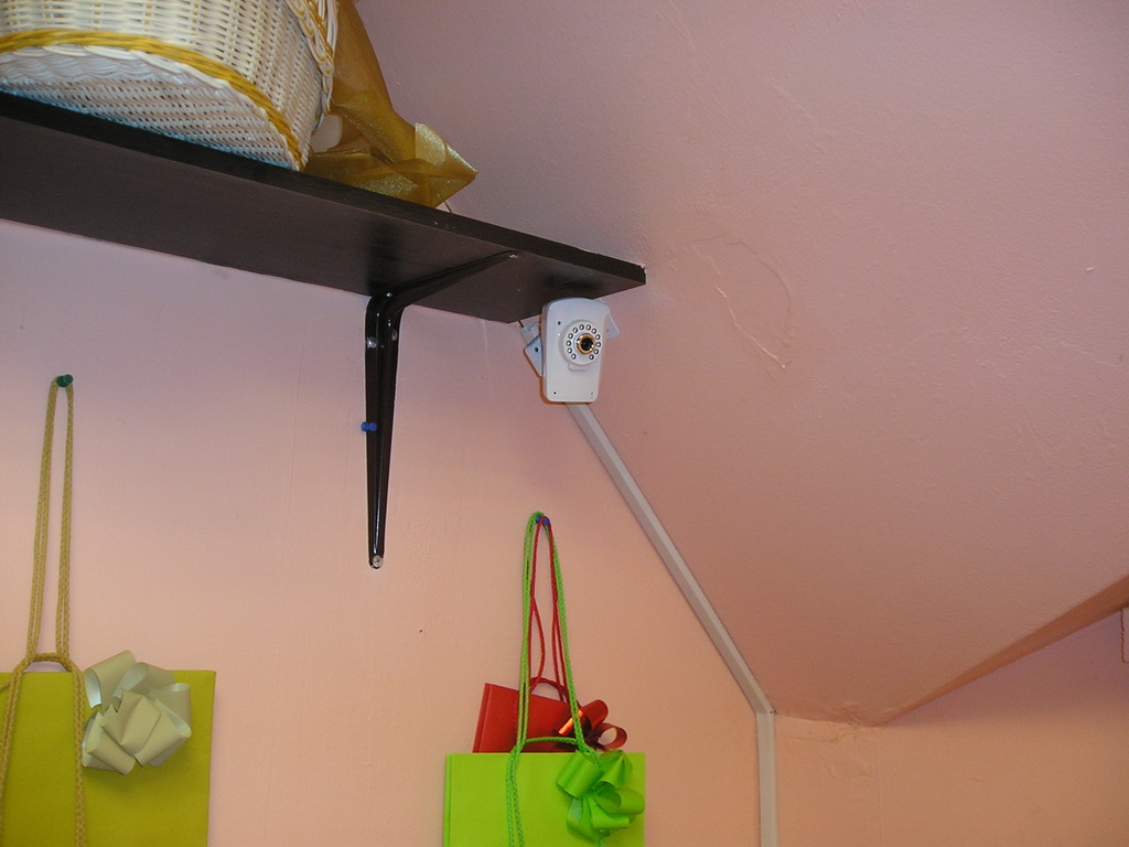 установка Wi-Fi IP-камера с ИК-подсветкой Link NC213W-IR под полочкой